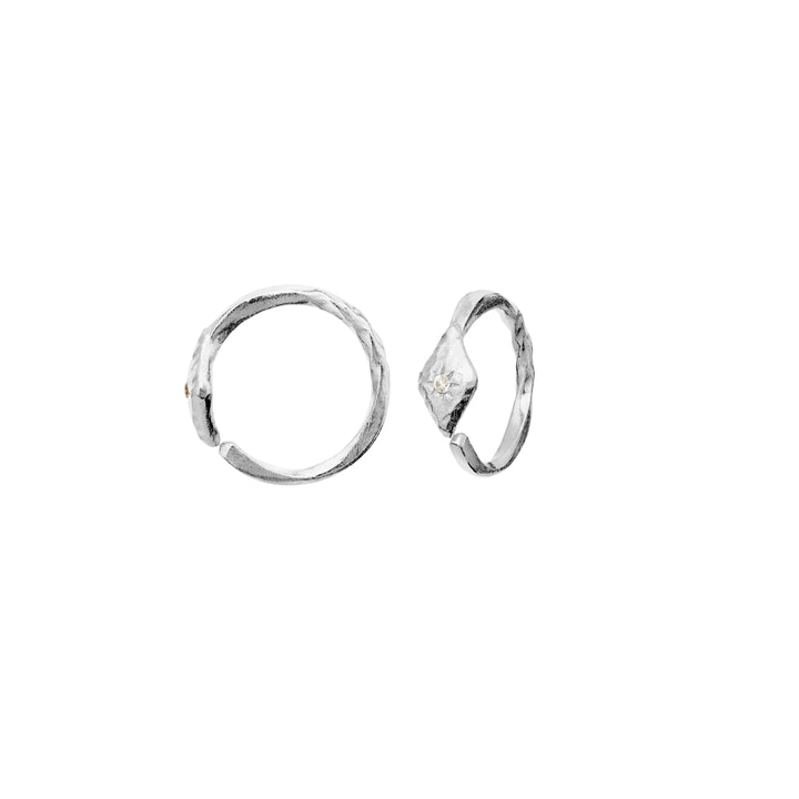 Maanesten Forte sølv creoler med mat overflade og lille sten på hvid baggrund. Model 10021c