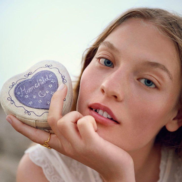 maanesten-heart-jewelry-box-sand-smykkerskrin holdes af kvinde, hjerteformet æske i lyse nuancer. Model 4019-1