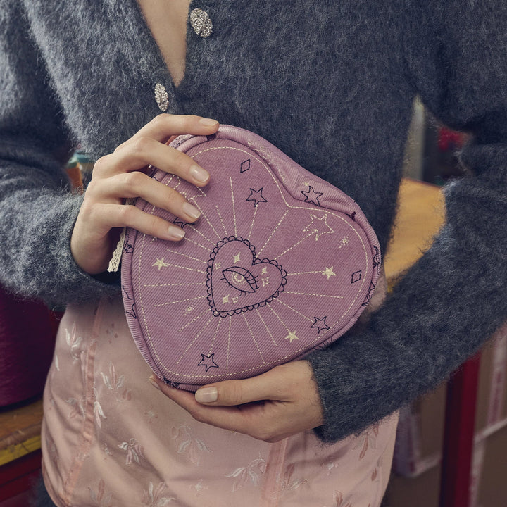 maanesten-heart-makeup-taske-magical-purple vises i hånd med broderet øje og stjerner, lilla tekstil. Model 4097-onezise