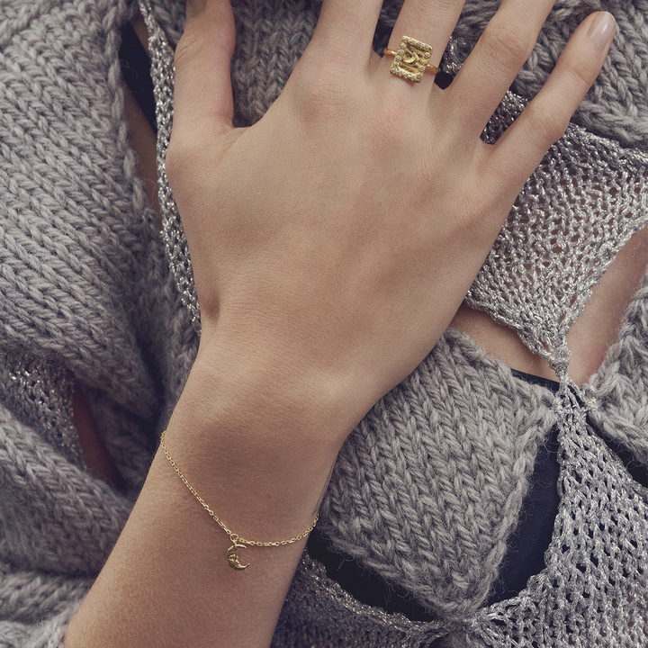 Maanesten Laura forgyldt armbånd vises på håndled, fin guldkæde med månevedhæng i nærbillede. Model 8689a-2