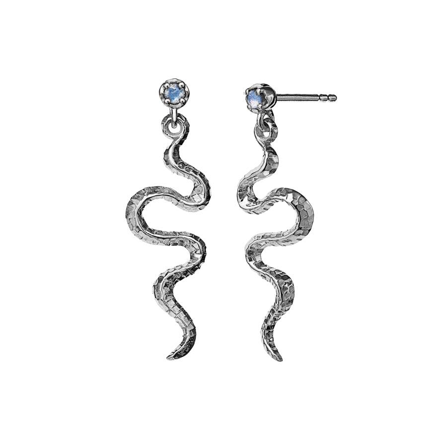Maanesten Lucy ørerstikker i sølv med snoet slangemotiv og blå sten, Model 9605c-9605c-1.