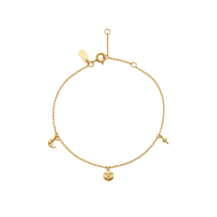 Maanesten Lysander forgyldt armbånd med måne-, sol- og stjernevedhæng i gyldent metal. Model 8691a