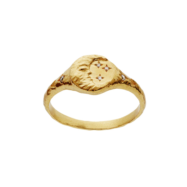 Maanesten Magdalena forgyldt ring med måne og stjerner på rå overflade, Model 4871a-001.