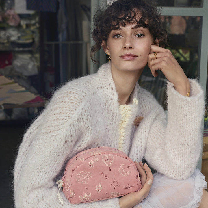 Maanesten Makeup Taske Medium Magical Pink vises i brug, blød rosa velour med broderi, Model 4101-2