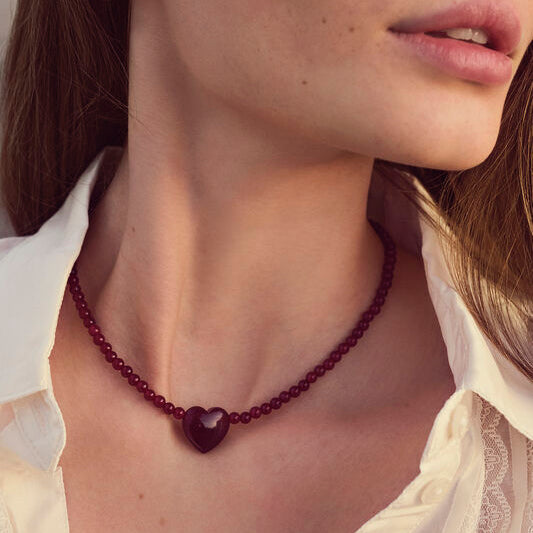 maanesten maroon heart halskaede med mørkerøde perler og hjertevedhæng på model, Model 2026-2841a-1