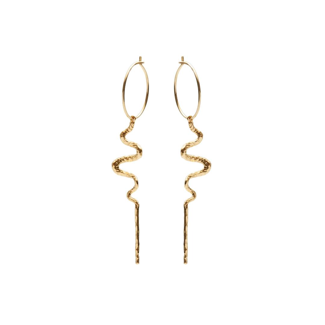 Maanesten Mia Creol forgyldt øreringe med bølget, banket vedhæng i guld-look, Model 9372a-9372a-1.