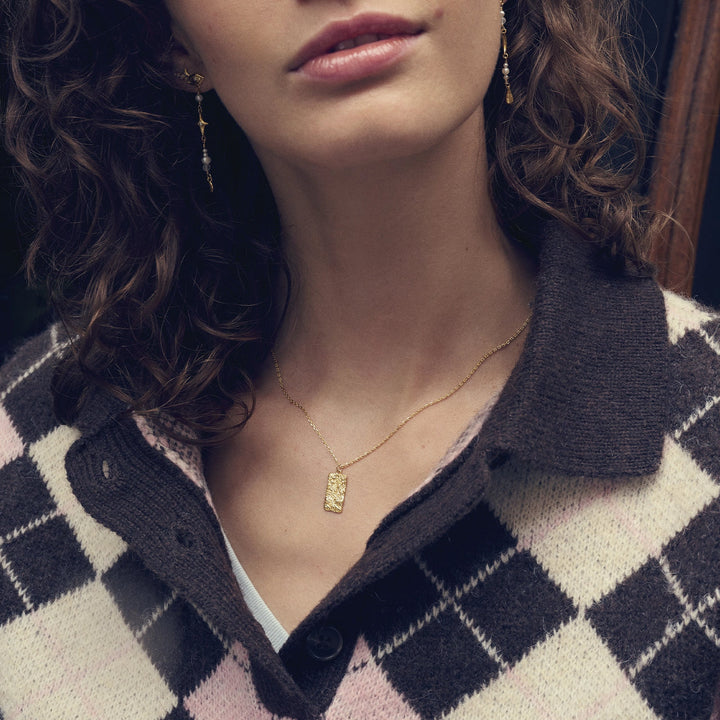 maanesten-notabene-forgyldt-halskaede bæres af kvinde, elegant firkantet vedhæng i guld, Model 2802a-2