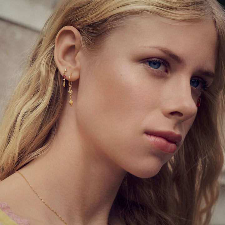 Maanesten Nuova forgyldte øreringe vist på kvinde, detaljeret nærbillede. Model 10058a-2