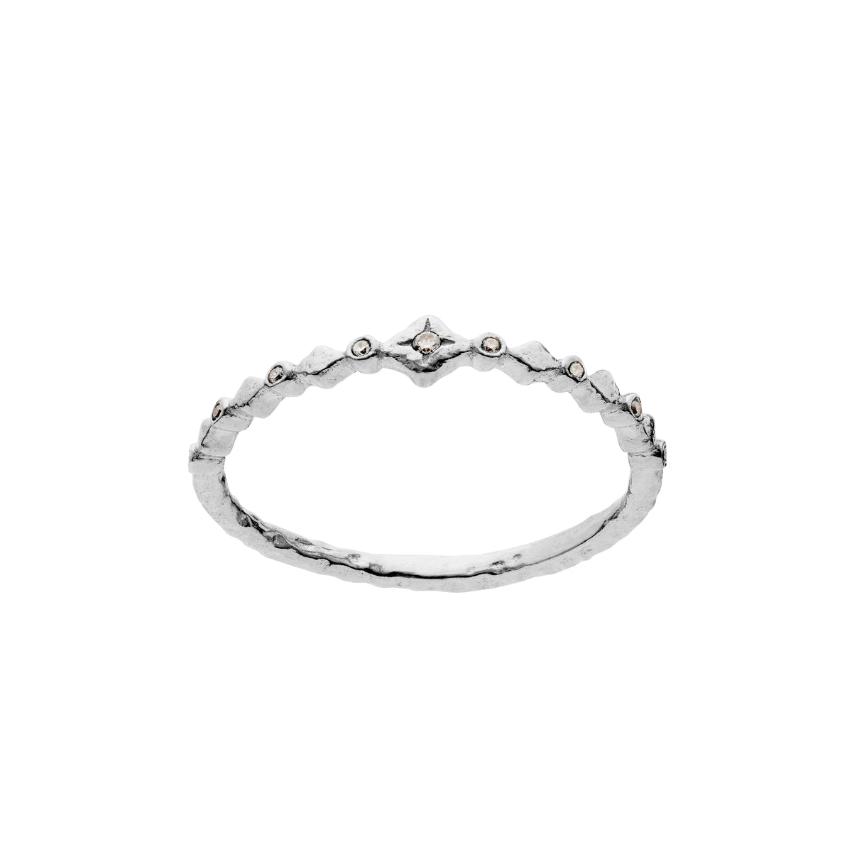 Maanesten Ria sølv ring med unik bølget kant og små detaljer, fotograferet tæt på. Model 4873c-001-1