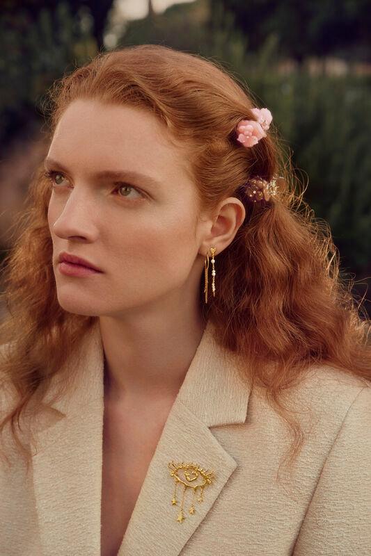 Maanesten Rohi Hair Claw Mocha i håret på kvinde med bølget hår, beige jakke. Model 3999-onesize