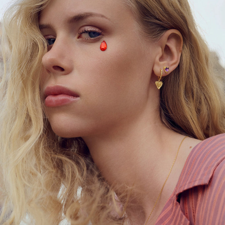 Maanesten Rosalinde forgyldt hjerte creol vises båret af kvinde, elegant og detaljeret. Model 10054a