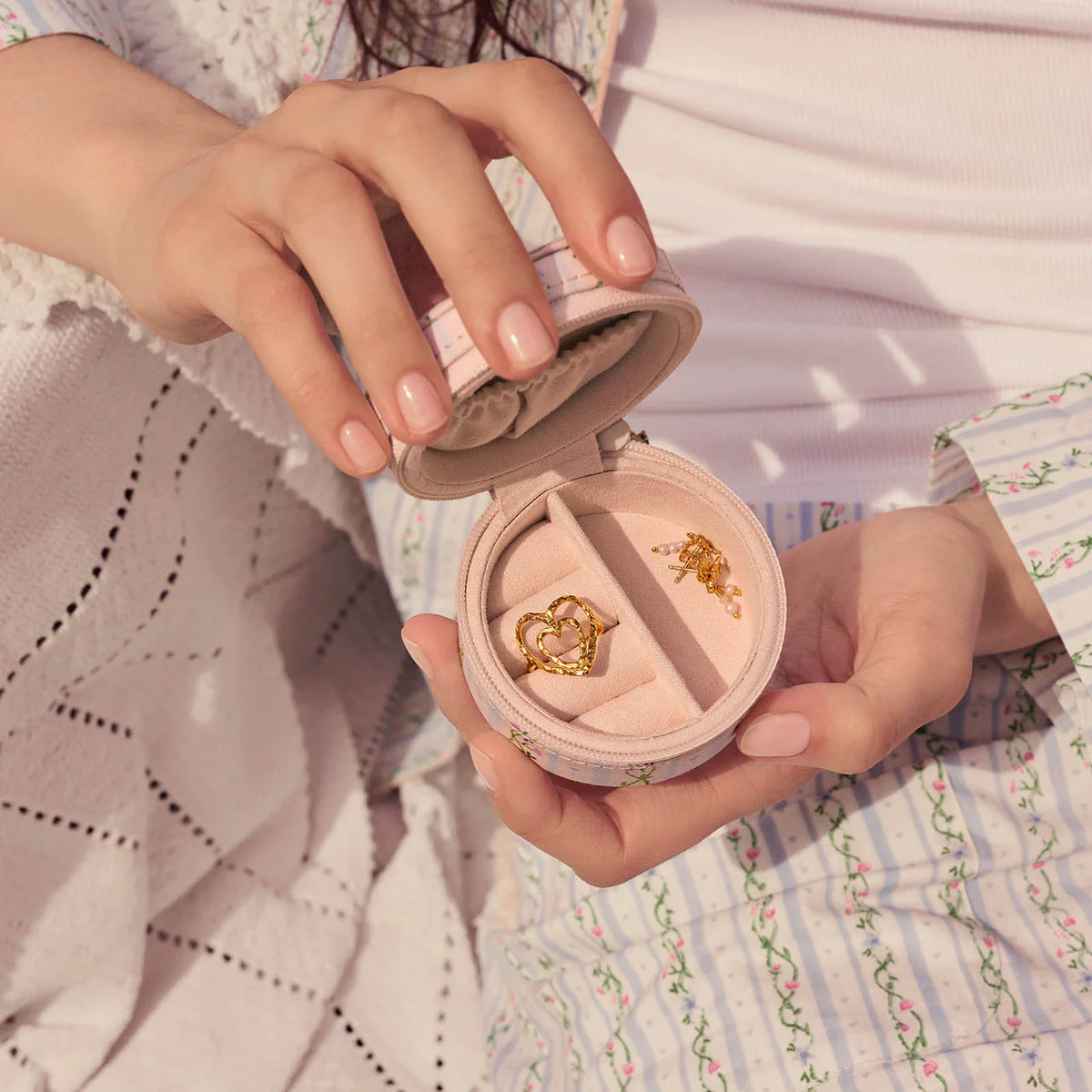 Maanesten Round Smykkeskrin Small Garden Magic Ivory vises i hænder, blød lyserød fløjl, Model 4123-1.