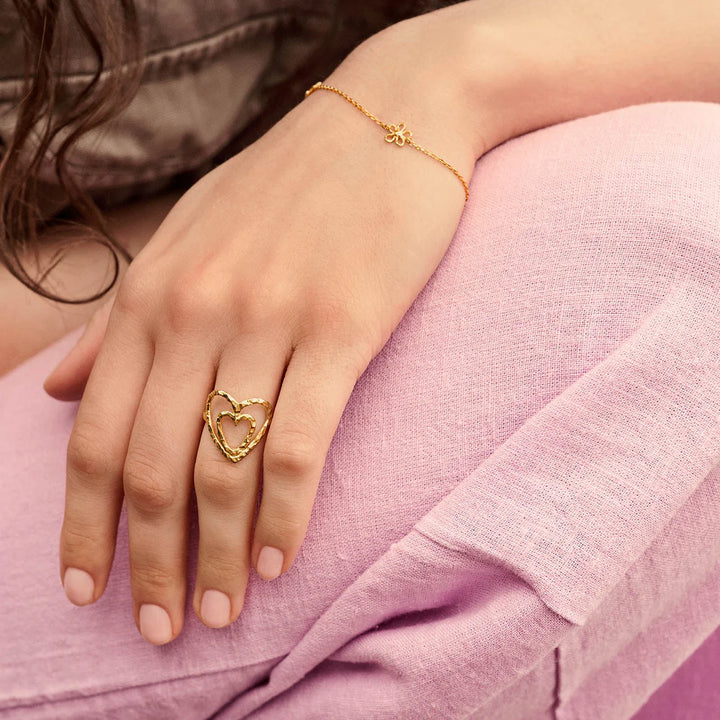 Maanesten Salwa forgyldt armbånd m. blomster vises på håndled, delikat blomsterdetalje, Model 8699a-2.