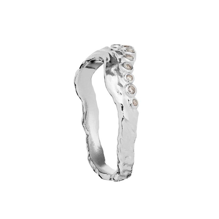Maanesten Selene sølv ring med zirkonia, organisk overflade og små klare sten. Model 4866c-001-2