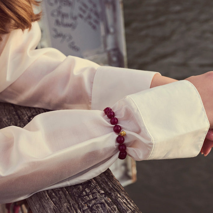 Maanesten Shani Heart Armbånd med røde perler og guldhjerte på arm, Model 2026-8701A