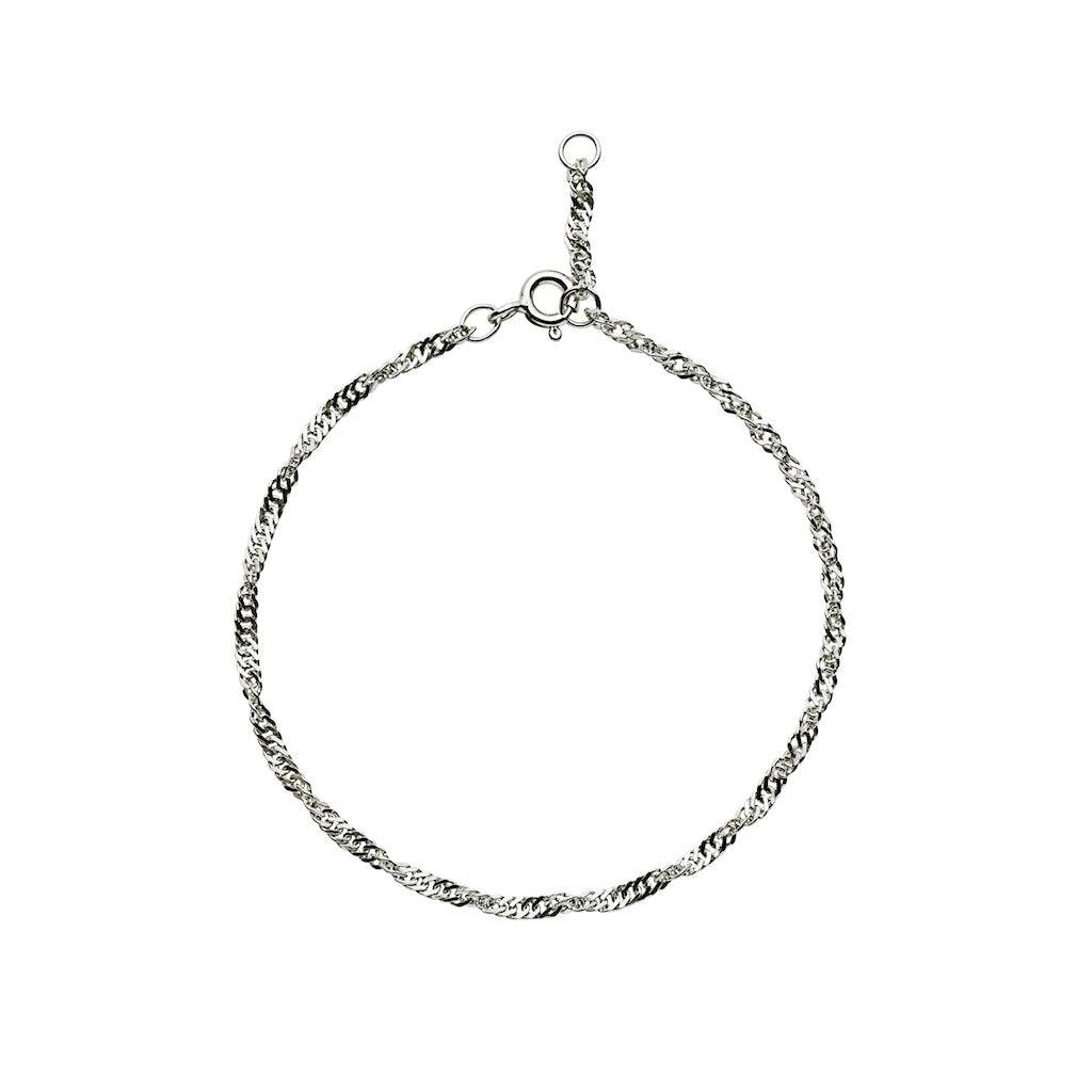 maanesten sigrid sølv armbånd i tvistet kædedesign, minimalistisk stil på hvid baggrund. Model 8537c-8537c-1