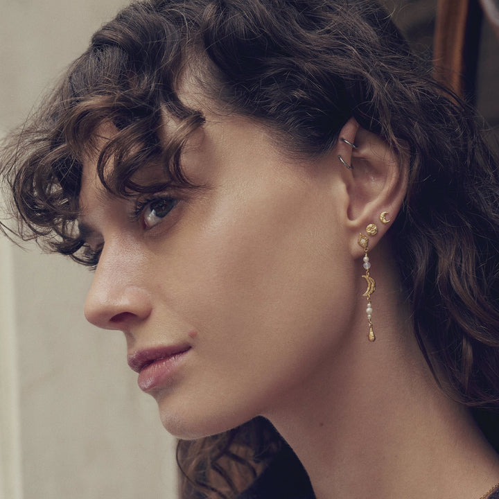 Maanesten Sissone forgyldte øreringe bæres på øret, elegant design med perler og halvmåne, Model 10033a