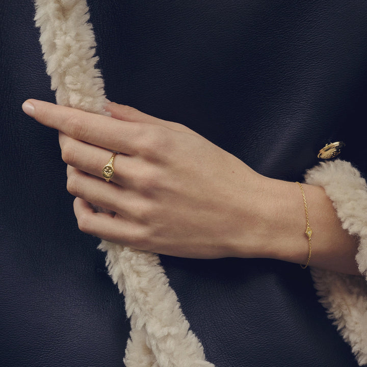 Maanesten Solo forgyldt armbånd bæres diskret på håndled, elegant og fin detalje. Model 8690a-2