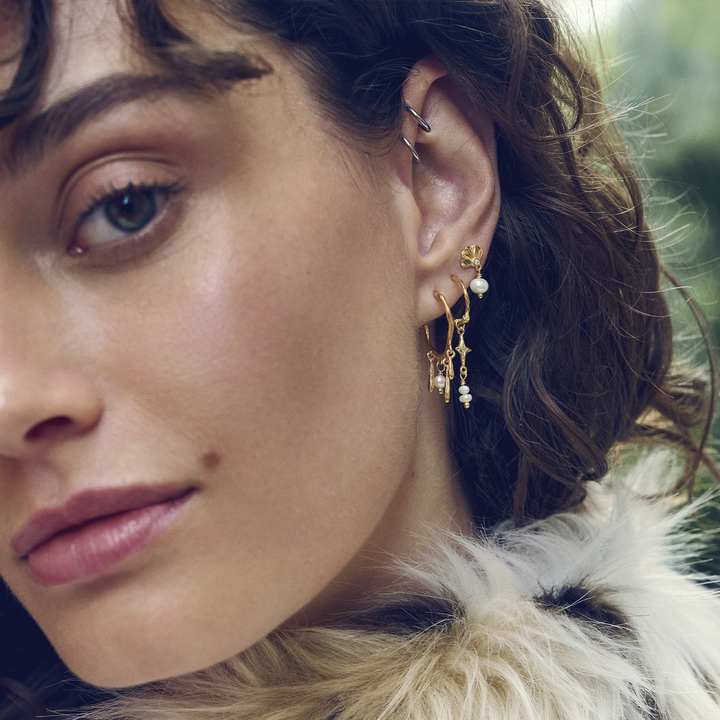 maanesten-tamina-forgyldte-oreringe bæres af kvinde, guldlook og perledetaljer. Model 10022a-2