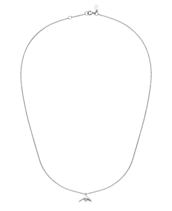 maanesten-tide-halskaede-solv viser en fin sølvhalskæde med lille bølgeformet vedhæng, Model 2694c-2