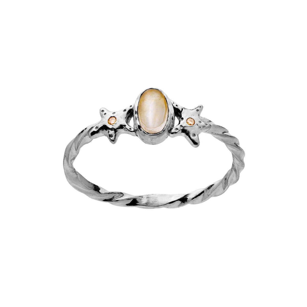 Maanesten Ula Ring sølv med oval hvid sten og snoet bånd, detaljevisning, Model 4821c-001