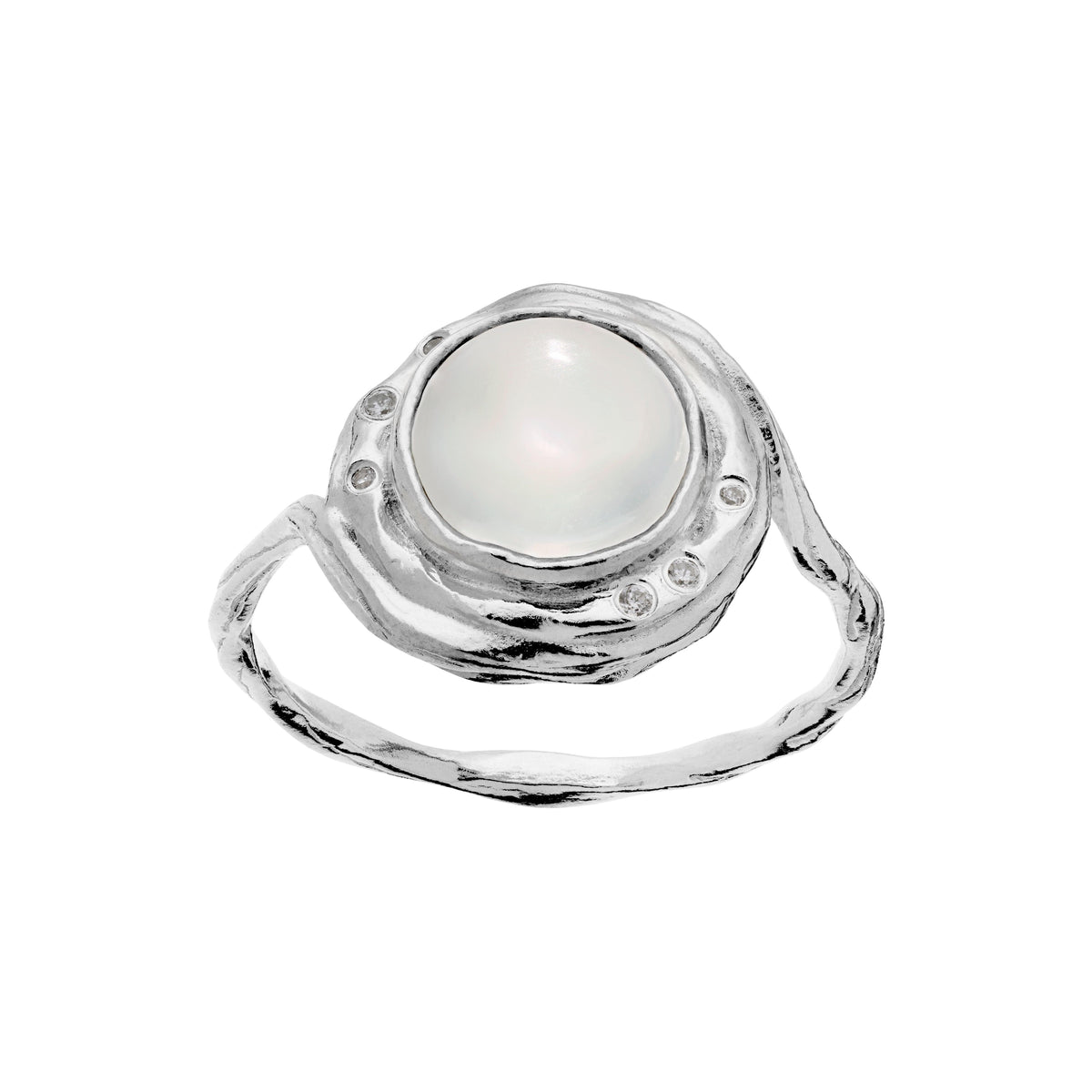 Maanesten Zahra sølv ring med central rund perle og organiske detaljer, Model 4867c-001.