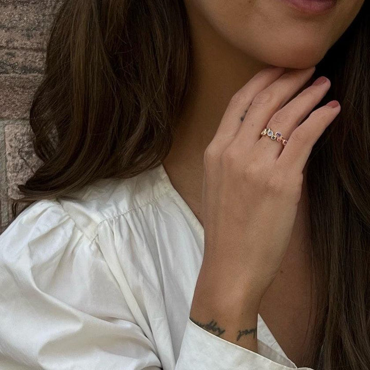 Mads Z 14 kt luxury rainbow ring med ægte sten vises på kvindes hånd, elegante farvede sten. Model 1544062-001