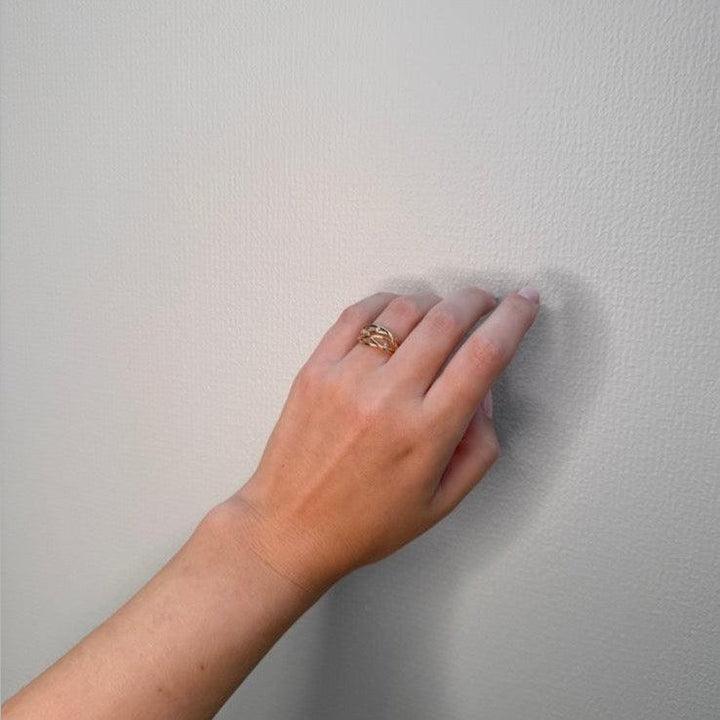 Mads Z 14kt Diamond Nest Ring 0.045ct W/SI bæres på hånd, guldring med diamanter, Model 1541096-001.