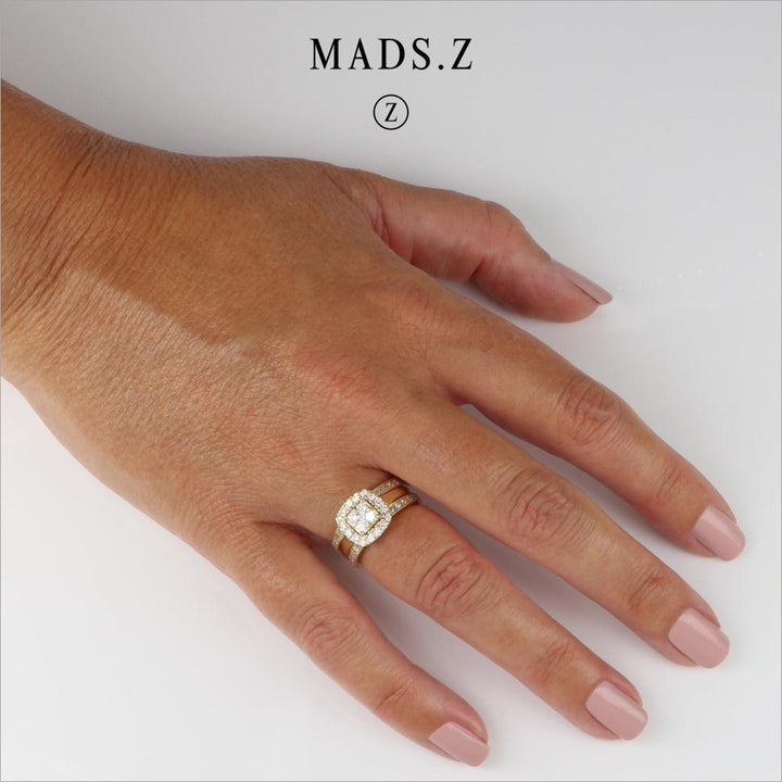 Mads Z 14kt Margaret Ring 0.45ct W/SI vises på en hånd, elegant guld og diamantring. Model 1541076-001.