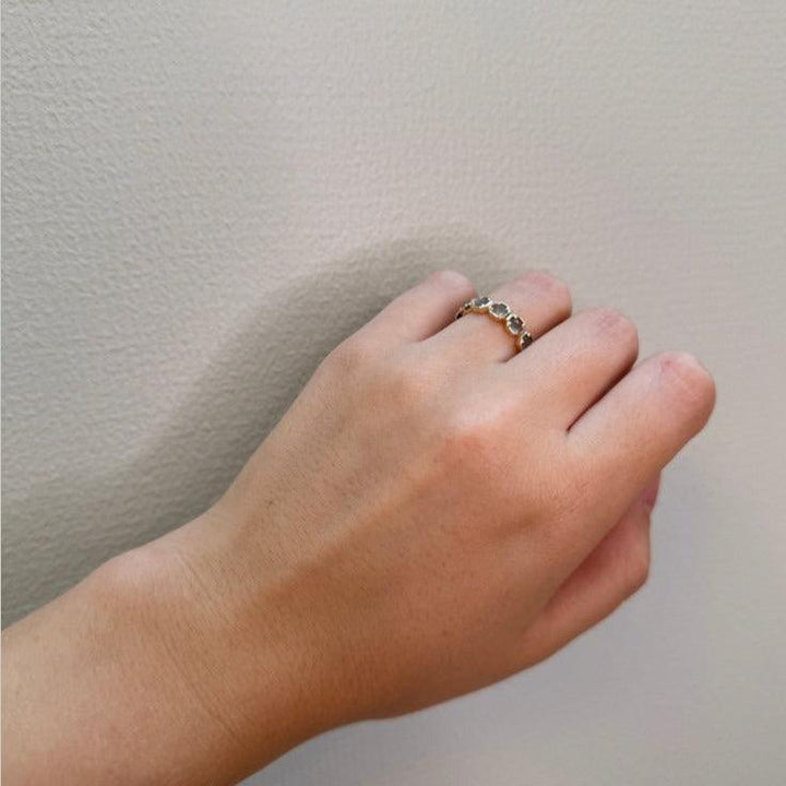 Mads Z 14kt Otilia ring med grå manesten vises på en hånd, guldfarvet med sten, Model 1546136-001