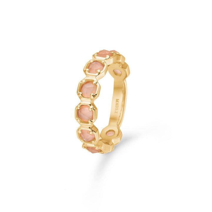 Mads Z 14kt Otilia Ring med peach Manesten, elegant guldring med rosa sten, detalje. Model 1546137-001-1