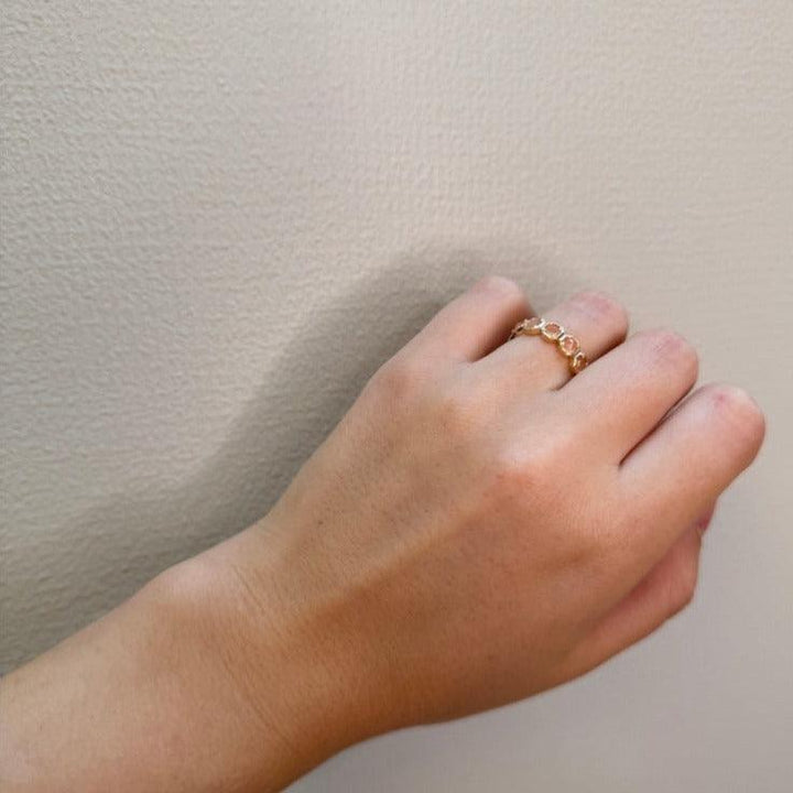 Mads Z 14kt Otilia Ring med Peach Manesten ses på hånd, guldfarvet med sten, Model 1546137-001