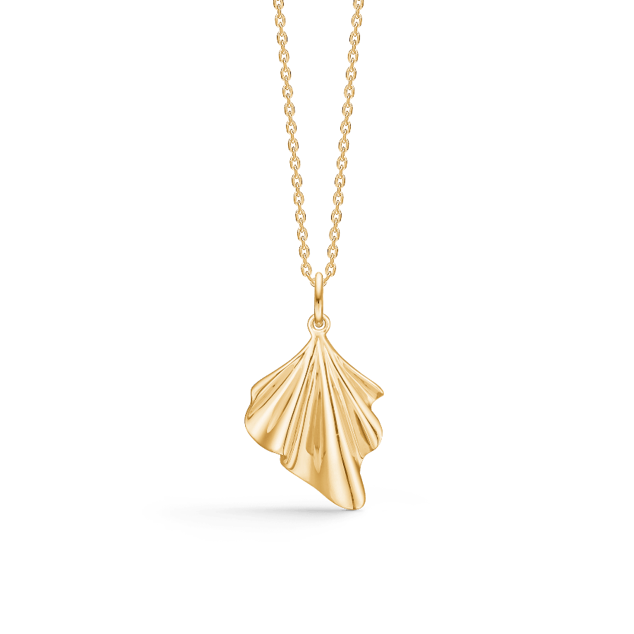 Mads Z 14kt Velvet Vedhæng i blankt guld på kæde, organisk formet. Model 1530188-1.