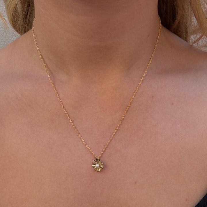 Mads Z 8kt Amelie vedhæng med perle på guldhalskæde båret om halsen, Model3333119-2