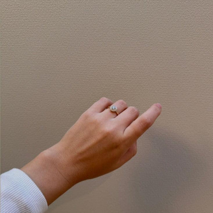 Mads Z 8kt Carmen Ring Zirkonia viser en hånd med elegant guldring og klar zirkonia, Model 3347045-001.