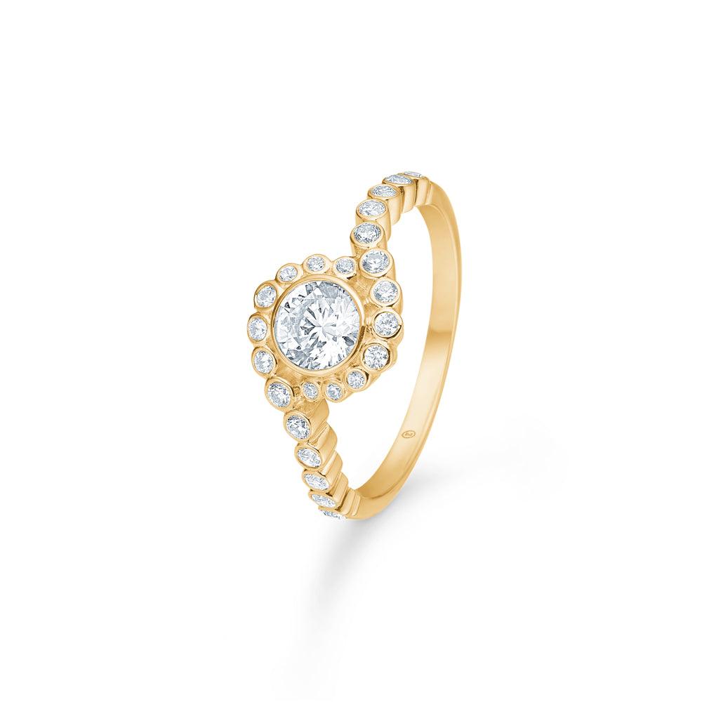 Mads Z 8kt Carmen Ring Zirkonia med guldoverflade og klare sten, elegant detalje. Model 3347046-001