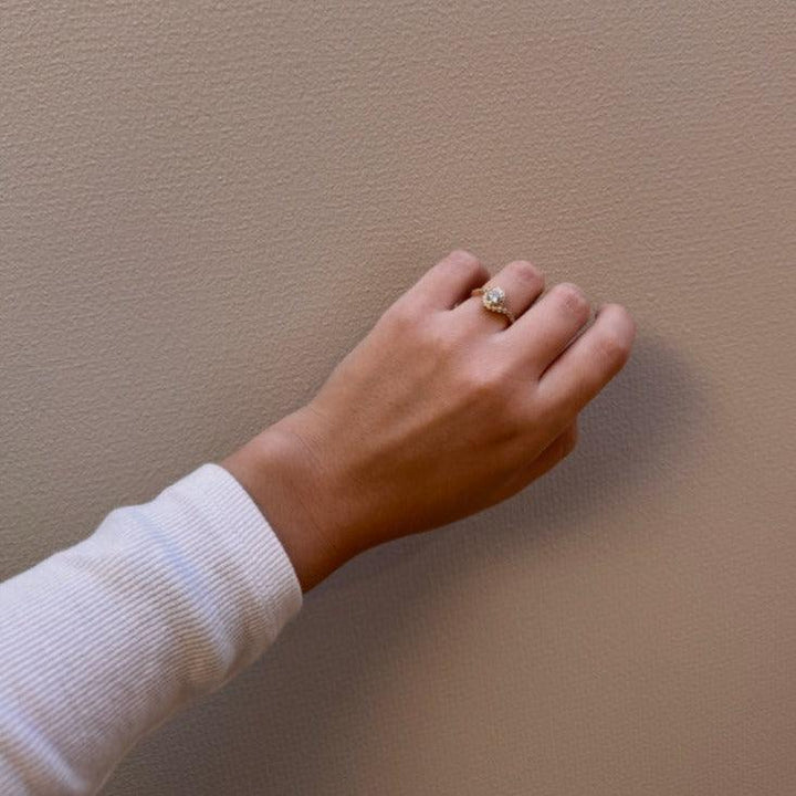 Mads Z 8kt Carmen Ring Zirkonia bæres på hånden, elegant guld-look med funklende sten. Model 3347046-001