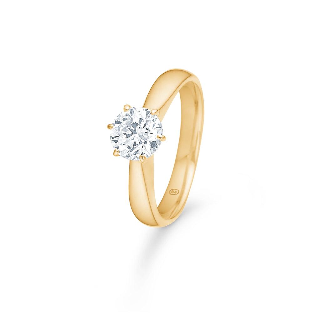 Mads Z 8kt Cassiopeia ring zirkonia med blankt guld-look og stor klar sten, Model 3347006-001
