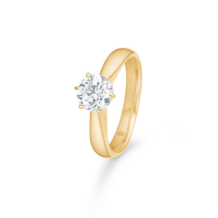 Mads Z 8kt Cassiopeia ring zirkonia med blankt guld-look og stor klar sten, Model 3347006-001