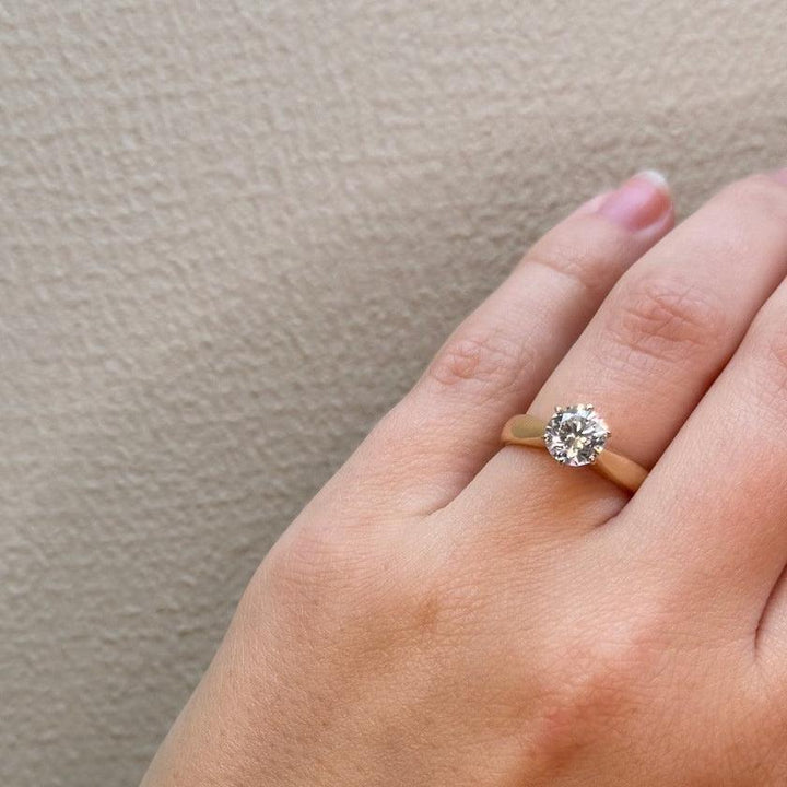 Mads Z 8kt Cassiopeia Ring Zirkonia bæres på hånd, enkel guldring med klar sten. Model 3347006-001