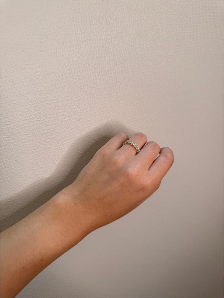 Mads Z 8kt Cassiopeia ring zirkonia bæres på hånd, smuk guld ring med klare sten, Model 3347008-001.