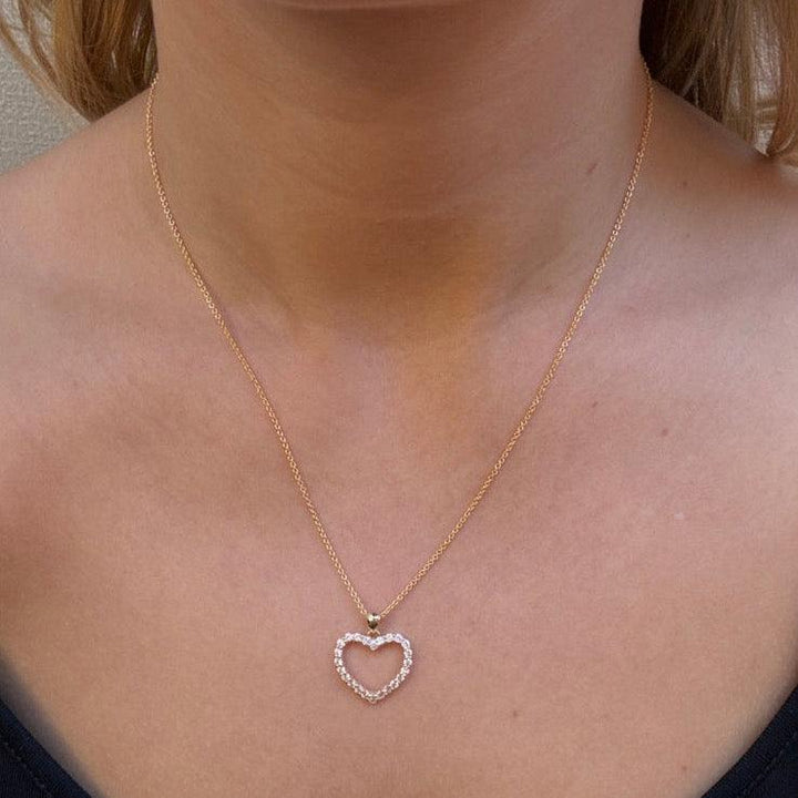 Mads Z 8kt Rhianna vedhæng hjertemotiv bæres om halsen, synligt i guld med klare sten. Model 3337076-2