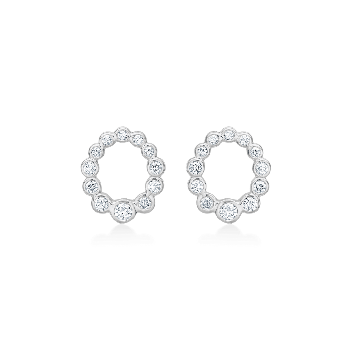 Mads Z Auroras Kiss sølv ørestikker med hvid topas, rund model med flere sten, Model 2116115-1.