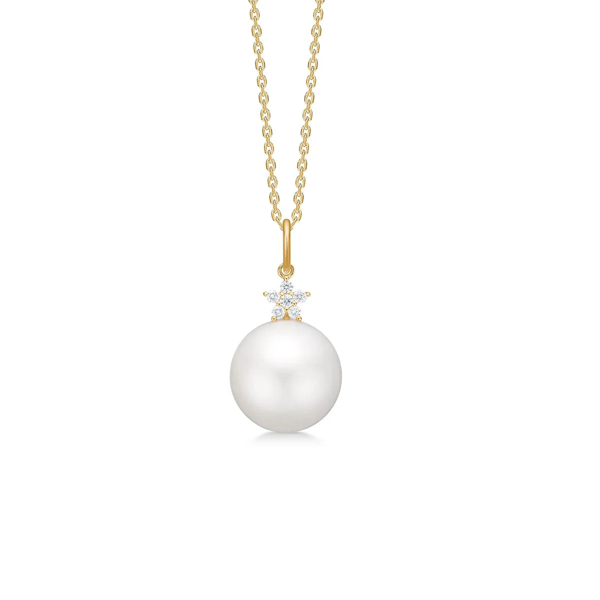 Mads Z Celeste 14kt guld vedhæng med hvid kulturperle og små klare sten, elegant detalje. Model 1533133-1.