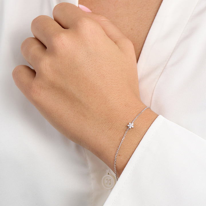 Mads Z Celeste Stjerne Armbånd i sølv med zirkonia på håndled, elegant og diskret smykke. Model 2157141-1.