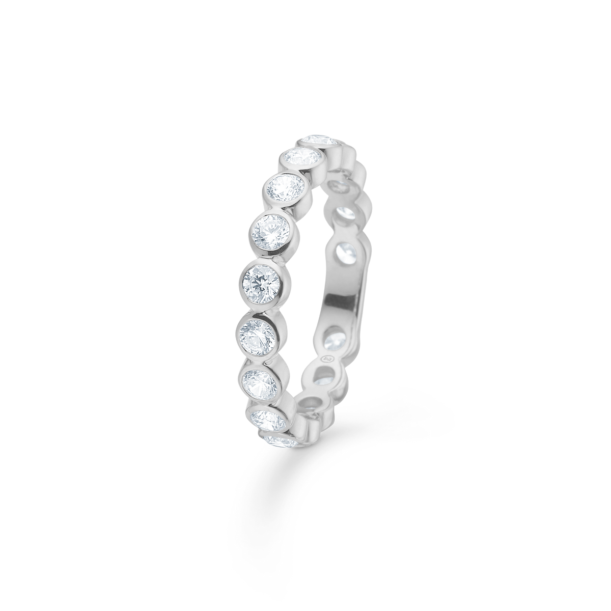 Mads Z Eterna sølv ring med klare zirkonia-stene hele vejen rundt, elegant og skinnende. Model 3147072-001