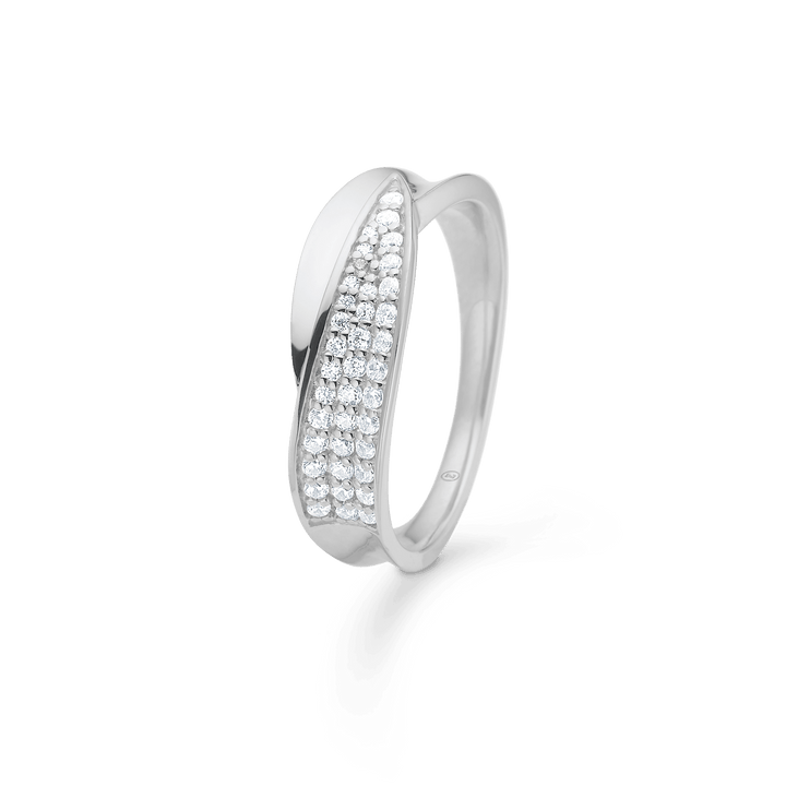 Mads Z Gloria Sølv Ring med Zirkonia viser elegant, blank sølvring med klare sten. Model 3147073-001