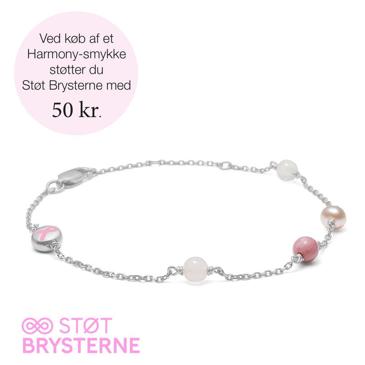 Mads Z Harmony Støt Brysterne armbånd i sølv med lyserøde perler på hvid baggrund. Model 2156200-1