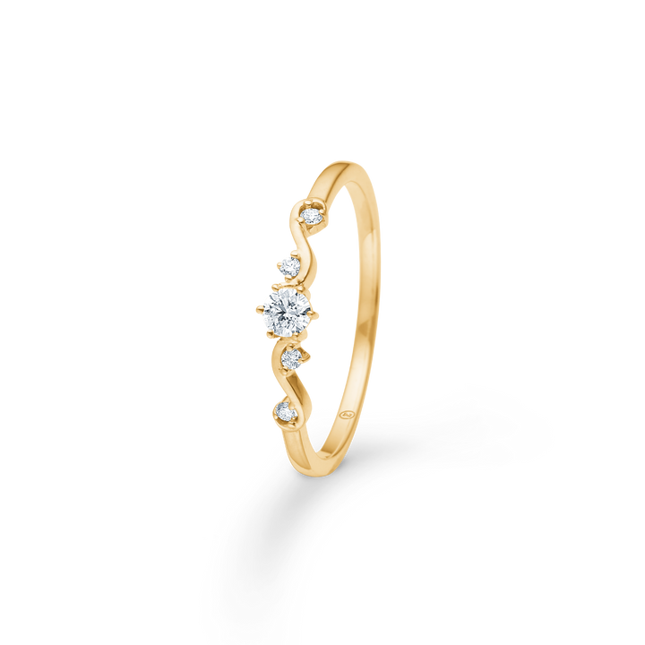 Mads Z Isaline 14kt guld ring med fem funklende diamanter i elegant, buet design. Model 1541190-001.