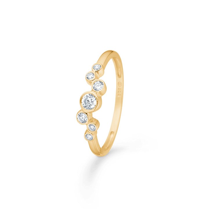 Mads Z Lucy Ring i 8 karat guld med 7 zirkonia, elegant og moderne design, Model 3347035-001.